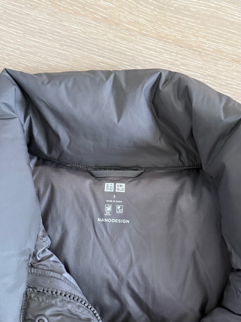 Uniqlo Women’s Gray Puffer Jacket - size S. Draw string bottom. Nano Design - Picture 2 of 4
